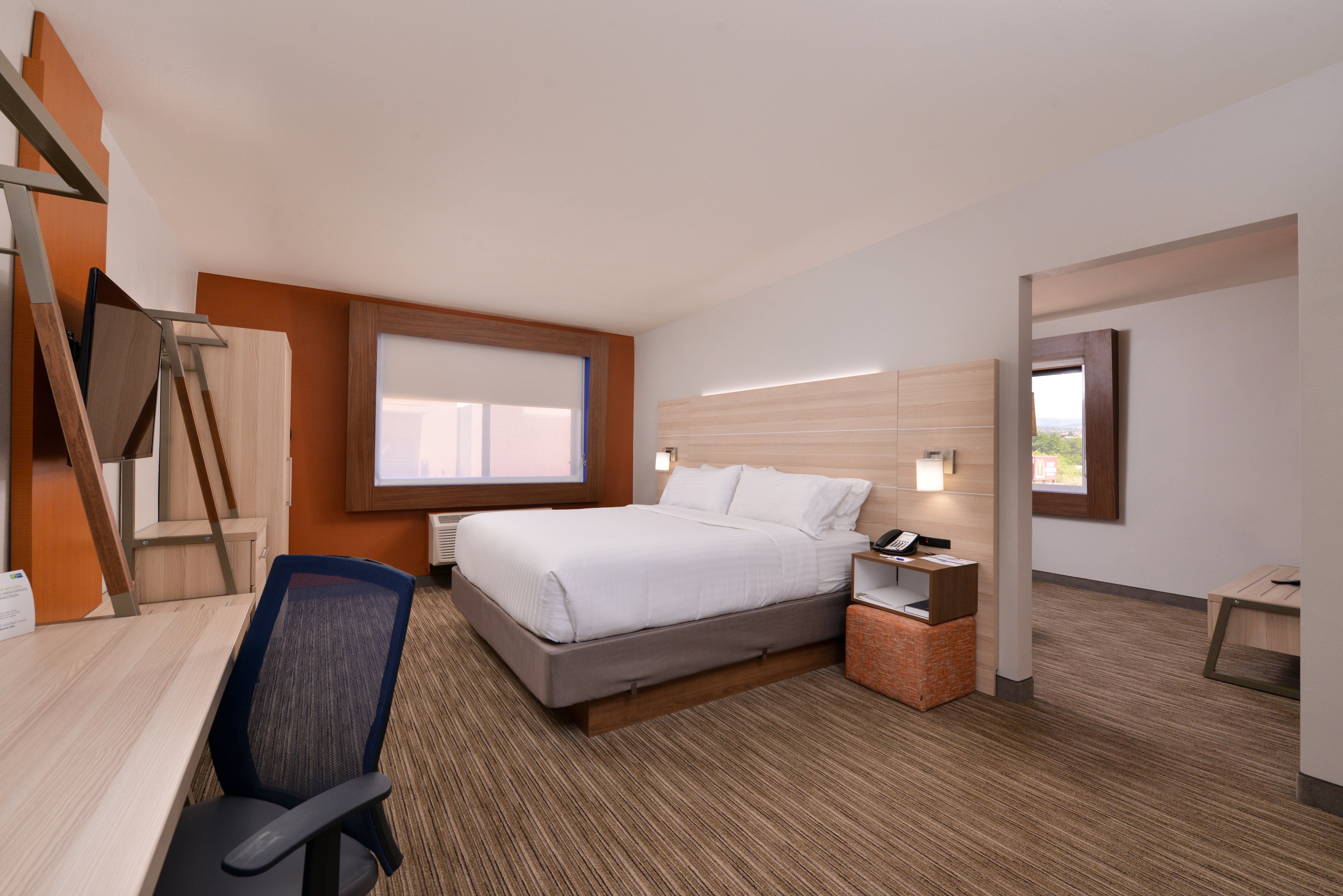 غرفة بسرير كينج