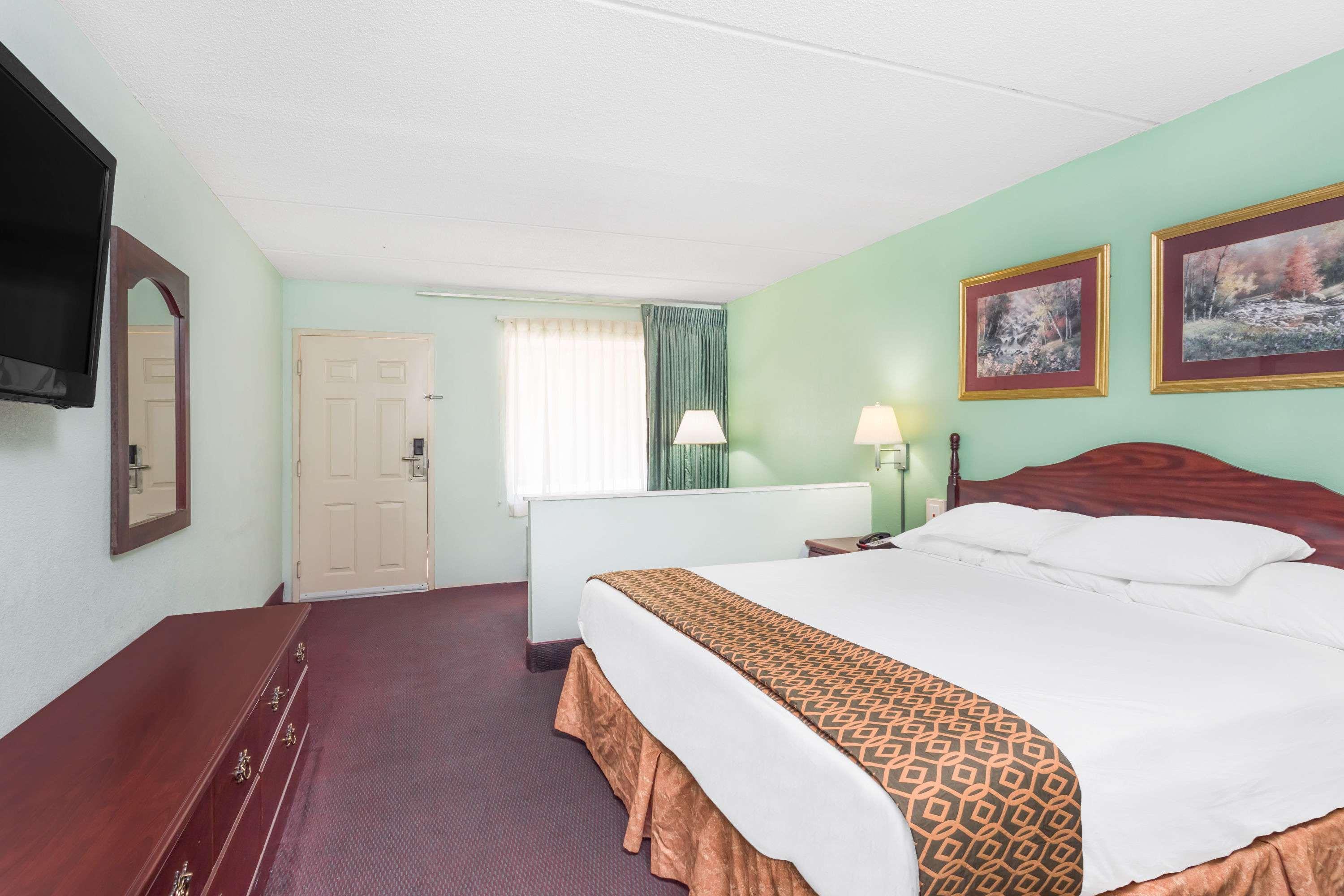 Days Inn by Wyndham Lavonia 5/15