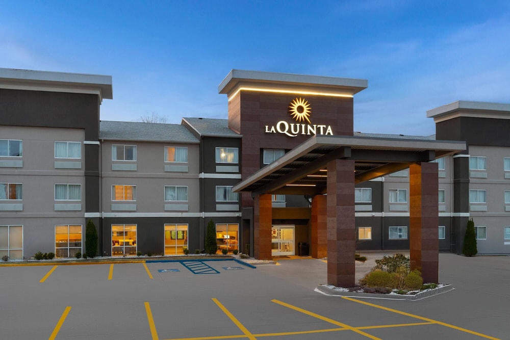La Quinta Inn & Suites by Wyndham Fayetteville 55/59