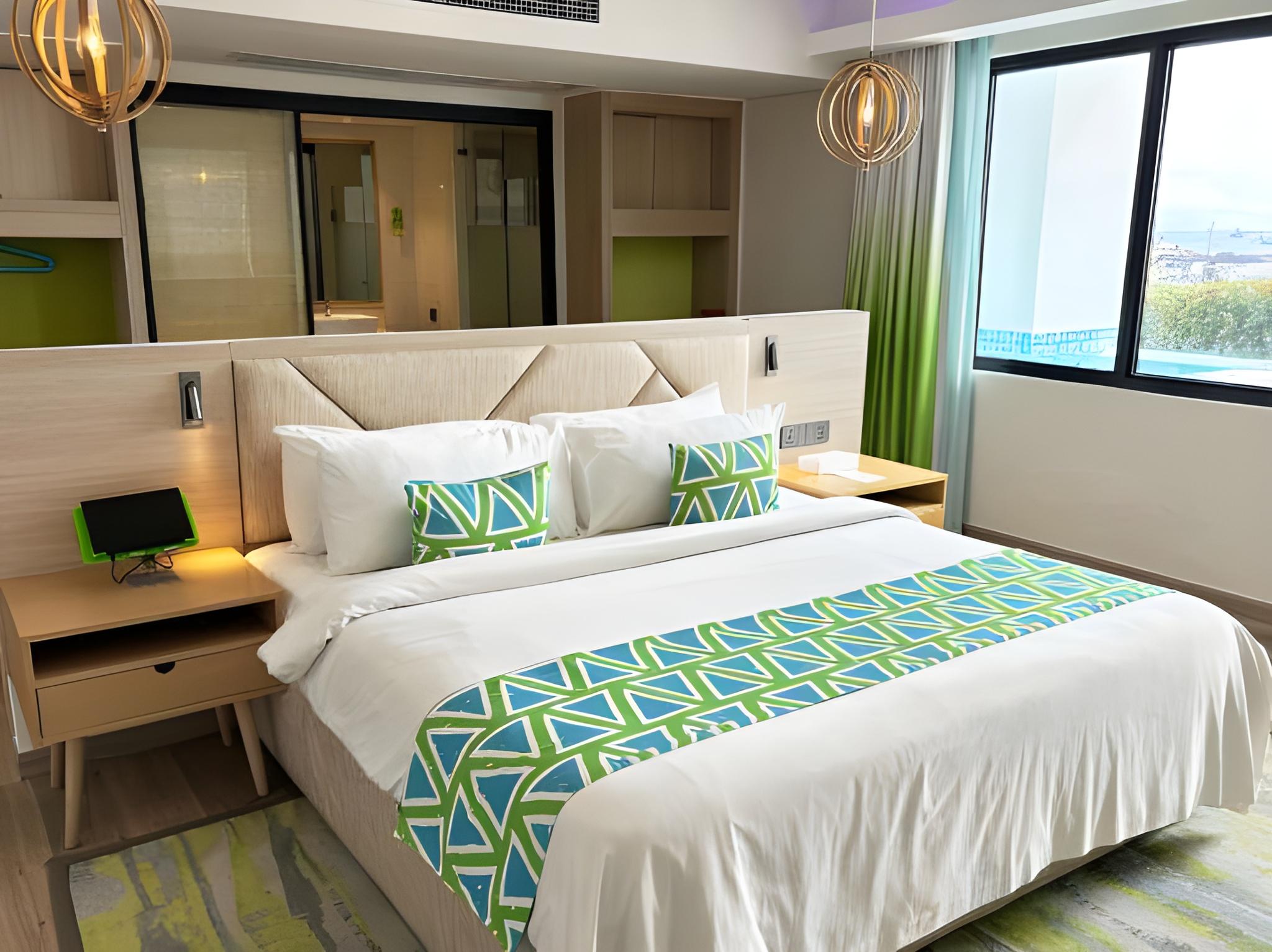 Pool, Premier, Suite, King Bed, Bay View
