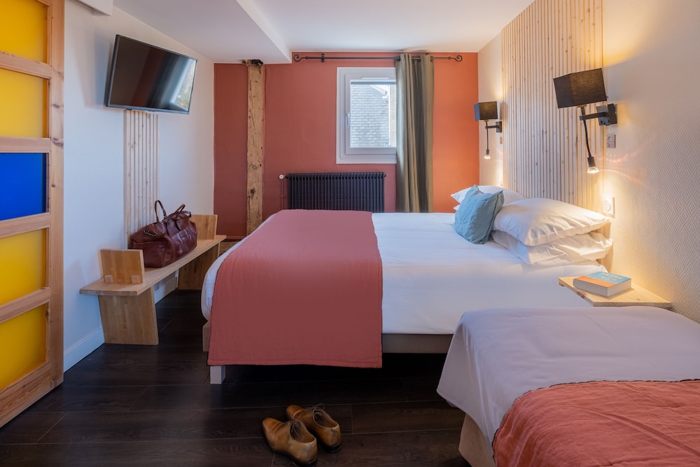 PANORAMIC, QUEEN BED, CITY VIEW