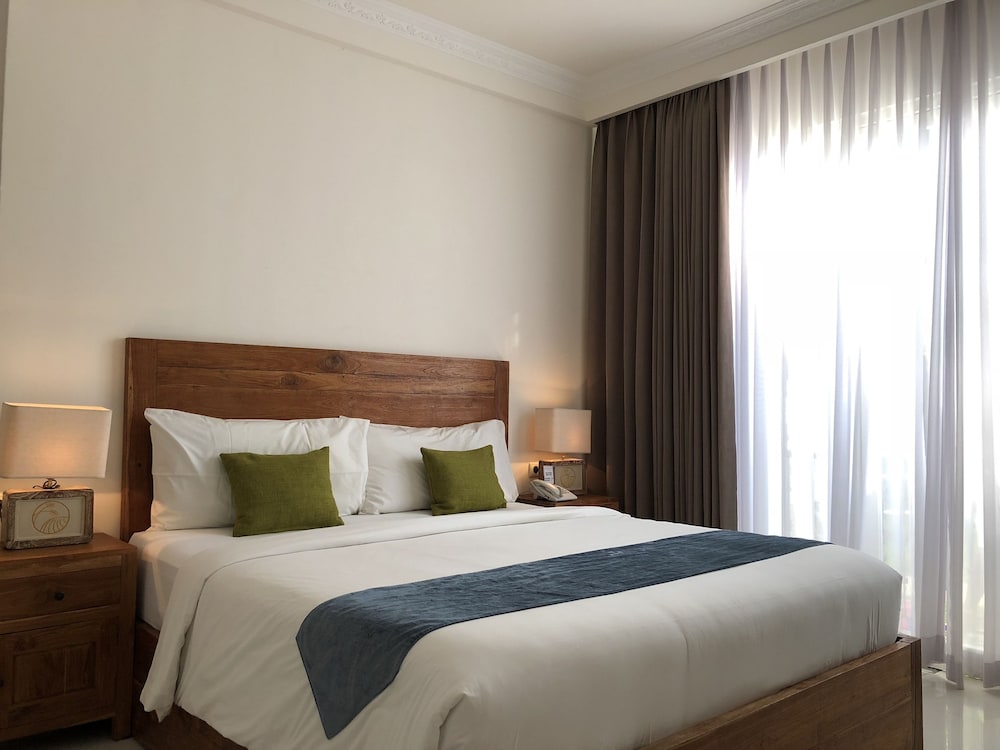 DELUXE, KING BED