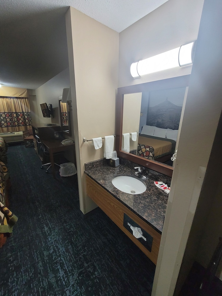Super 8 by Wyndham Valentine NE 32/63