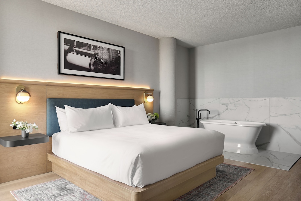EXECUTIVE, KING BED, BAY VIEW