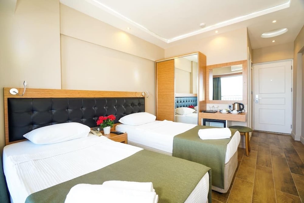 ECONOMY, DOUBLE OR TWIN BED
