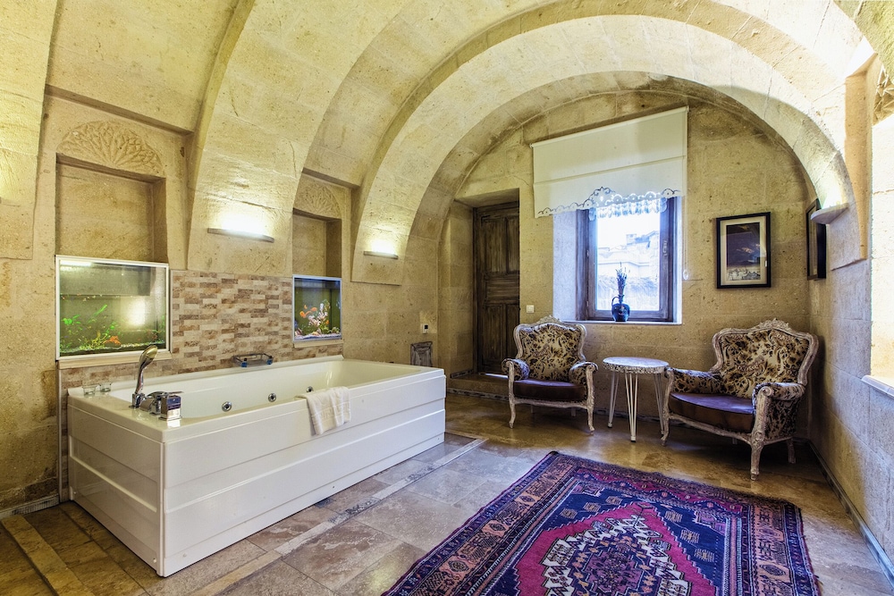 Karlik Cave Suite 7/50