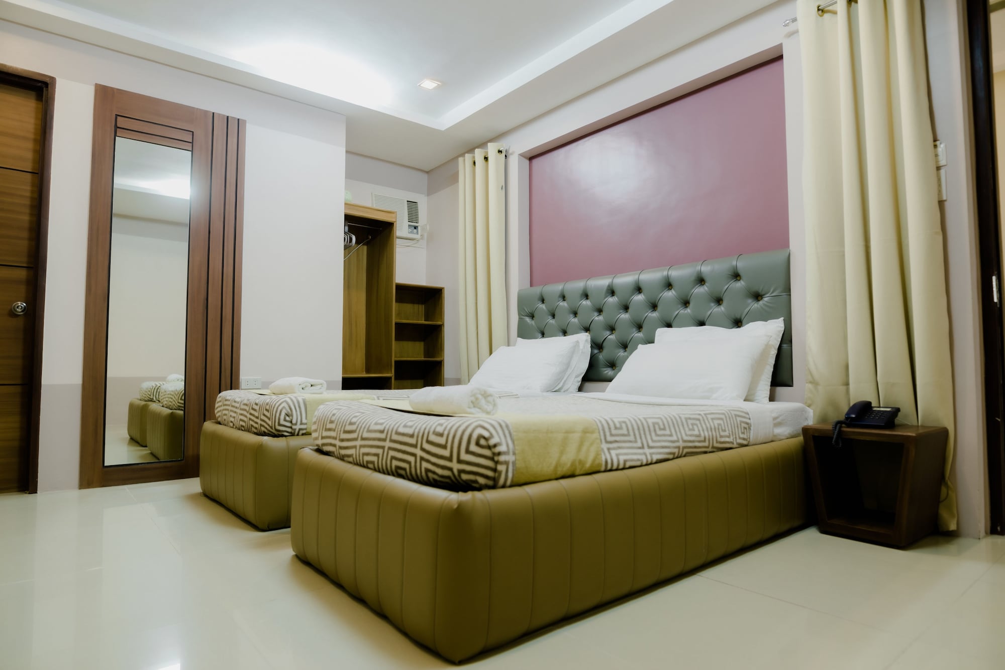 ROOM, TWIN BEDS