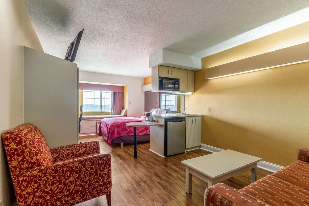 Econo Lodge Inn & Suites Evansville East 26/40