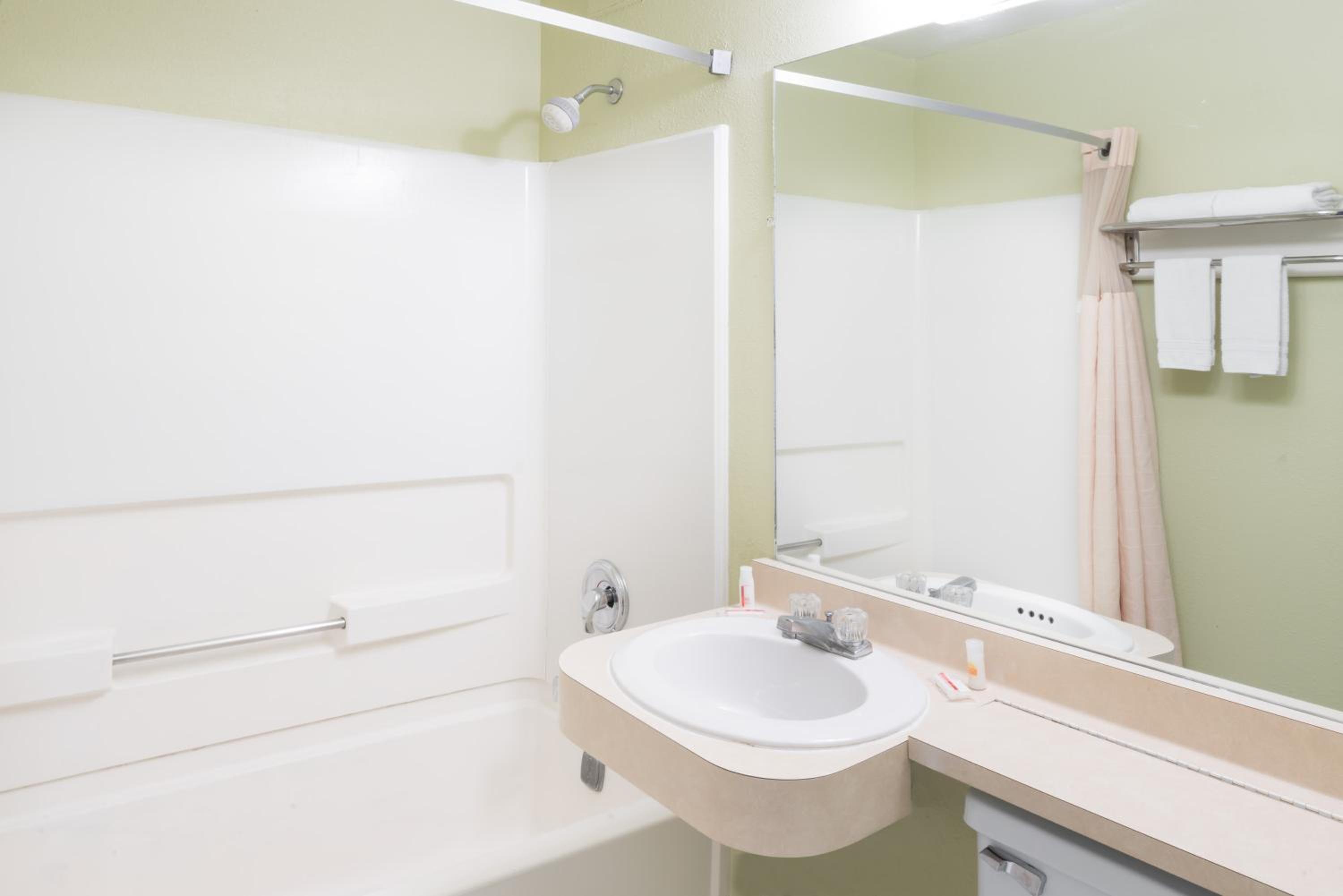 غرفة بسريرين كوين، Days Inn by Wyndham Henrietta/Rochester Area 2/5