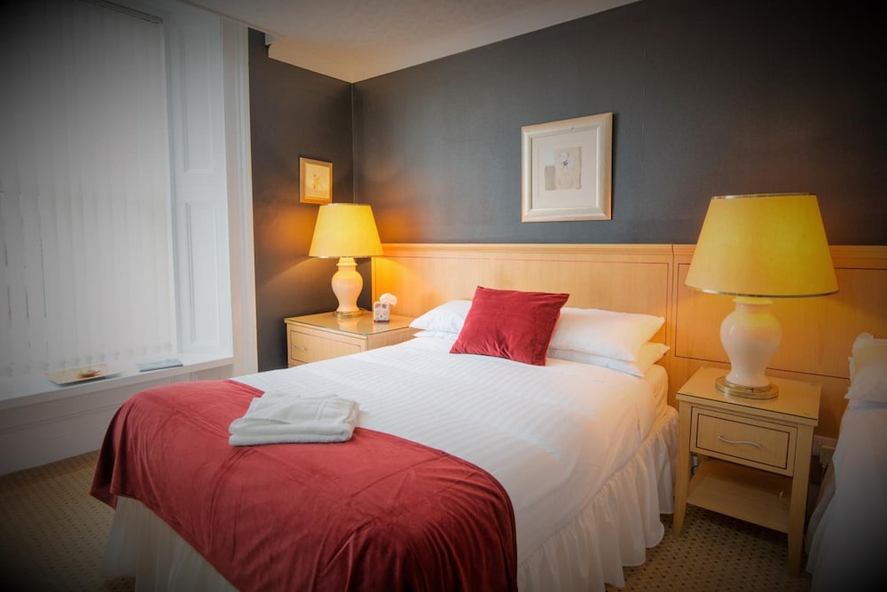 Caledonian Hotel 15/34