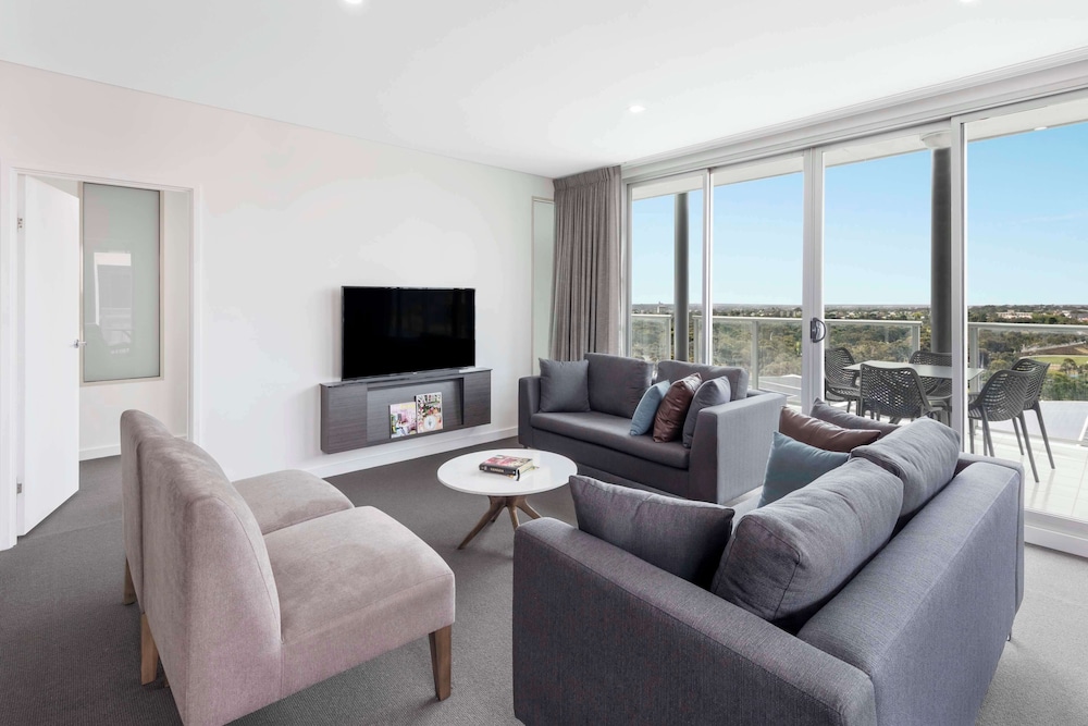 Oaks Embassy Adelaide Suites 44/64