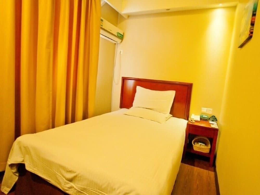 GreenTree Inn (Nanjing Yuhuatai Scenic Area, Zhonghuamen Metro Station) 7/28