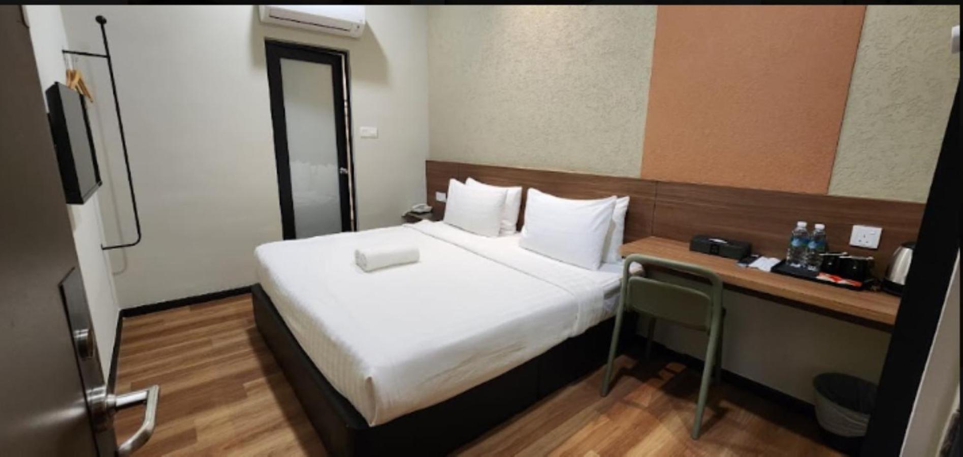Connecting, King Bed, No Window