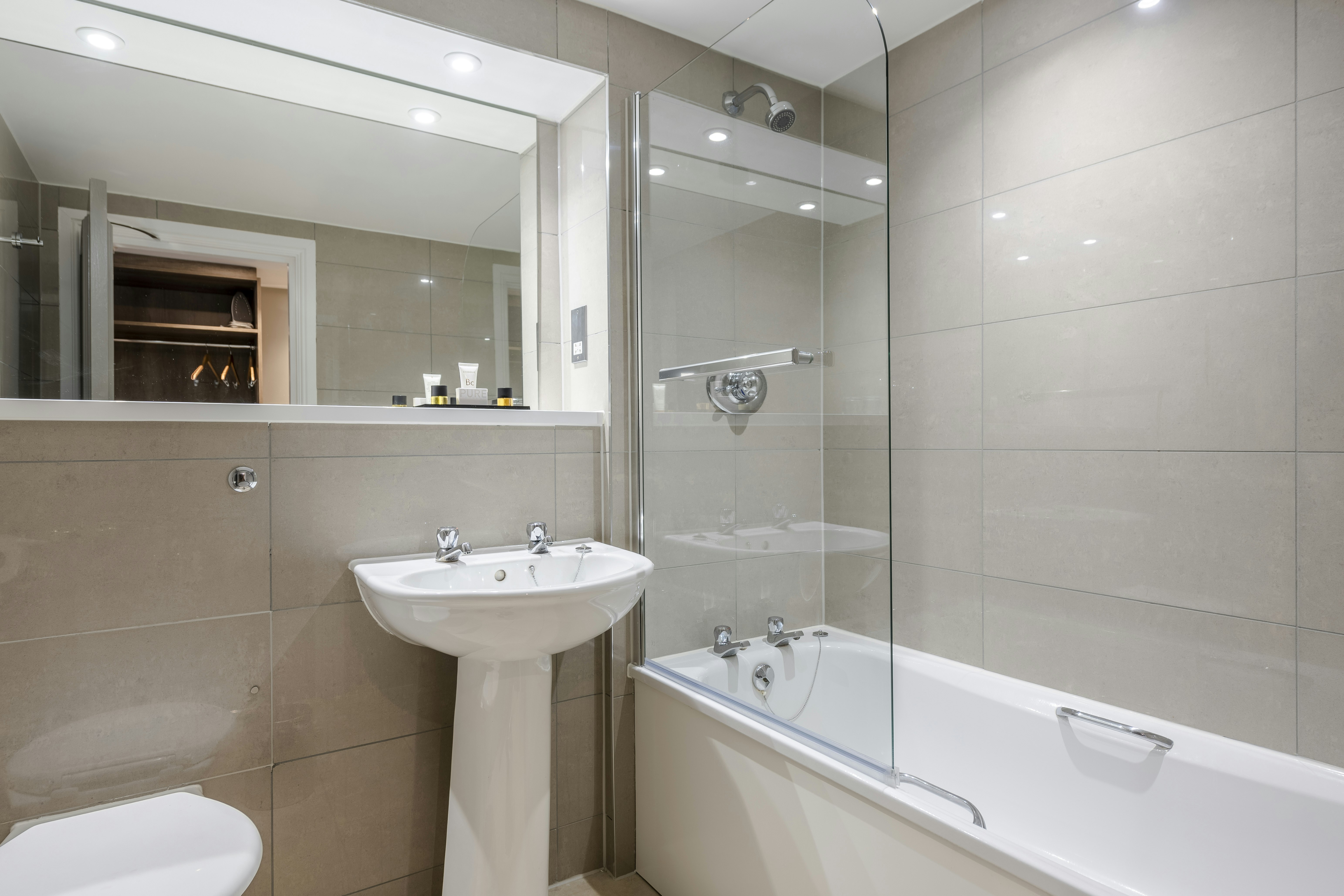Hogs Back Hotel And Spa 26/26