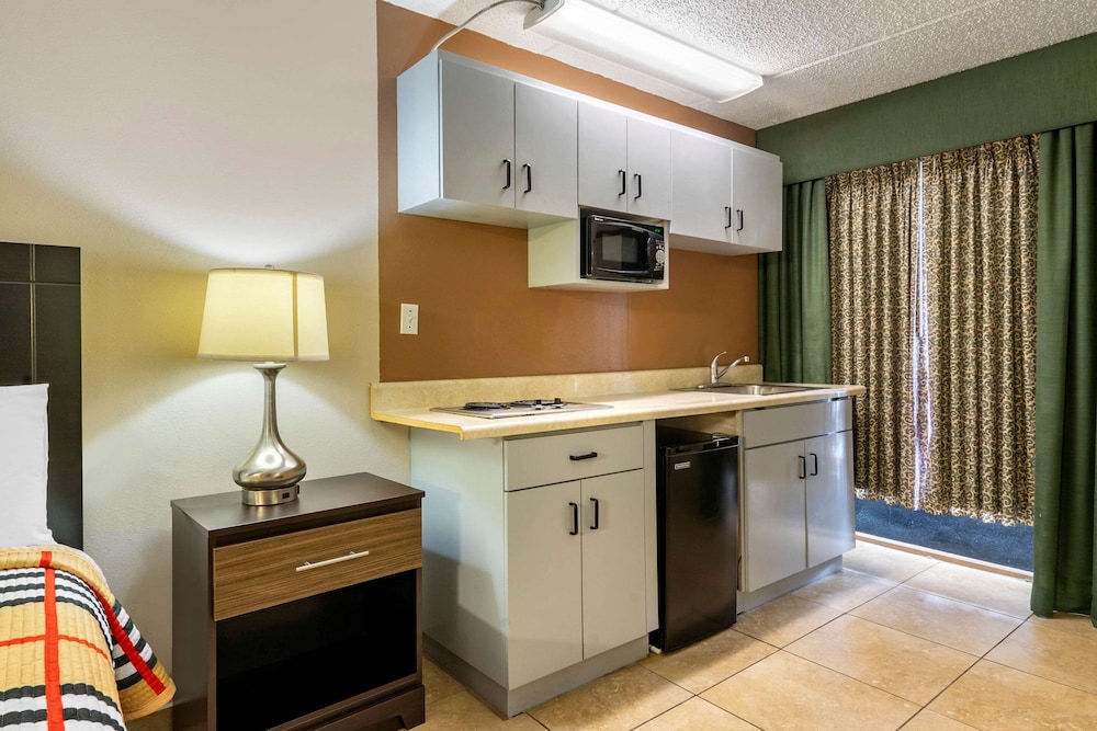 Rodeway Inn Clearwater-Dunedin 10/30