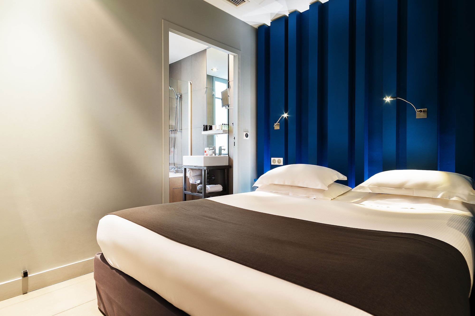 ROOM, TRIPLE, 1 QUEEN AND 1 SINGLE BED