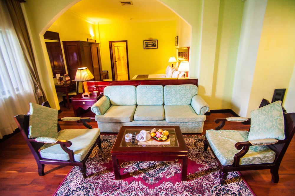 REE HOTEL 29/50