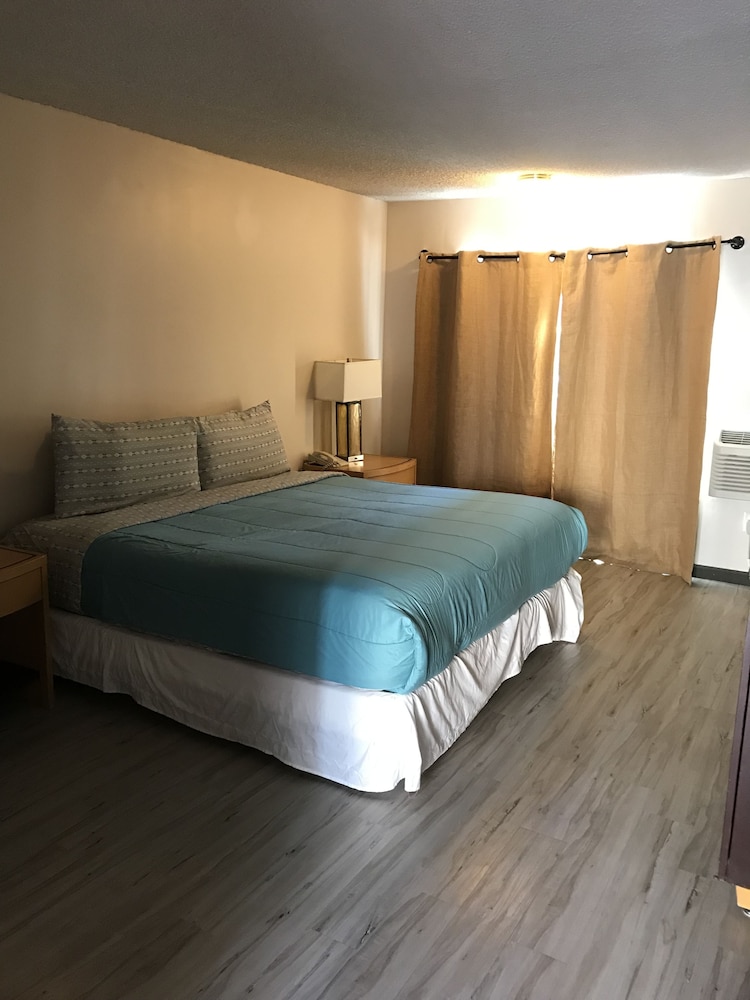 Delos Reyes Palm Springs 30/63