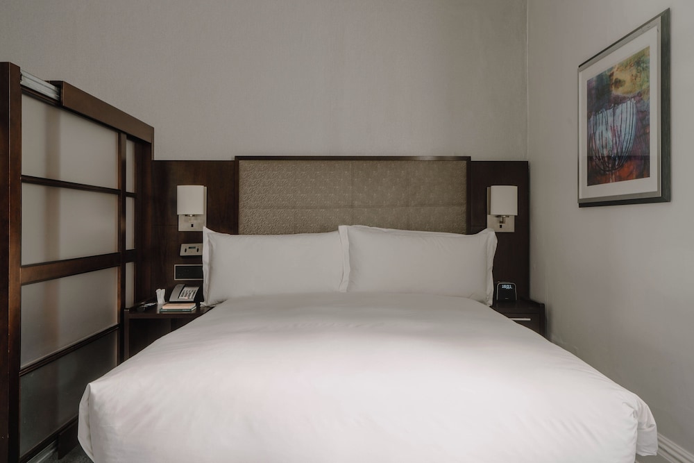 1 BEDROOM, SUITE, KITCHENETTE