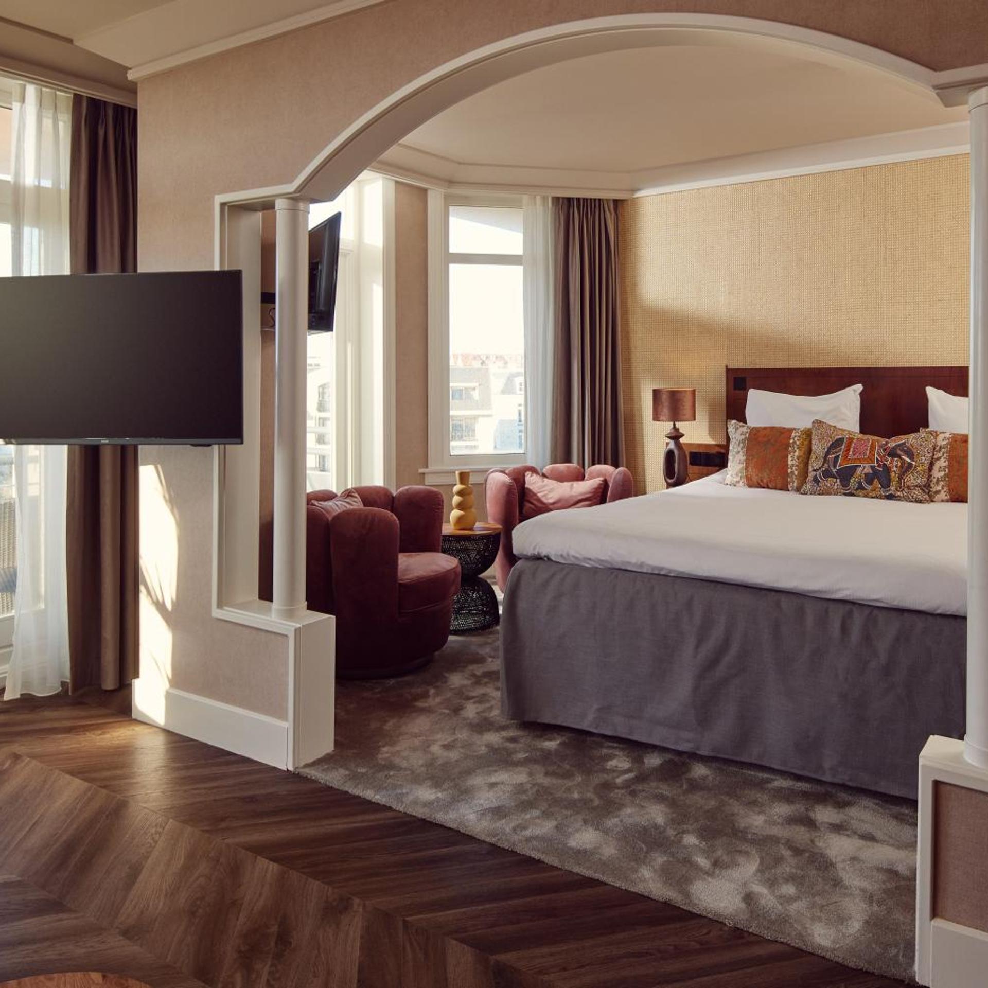 Suite, King Bed, Balcony