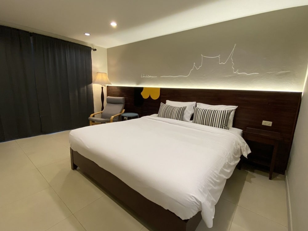 The Royal Bee Apart Hotel 16/36