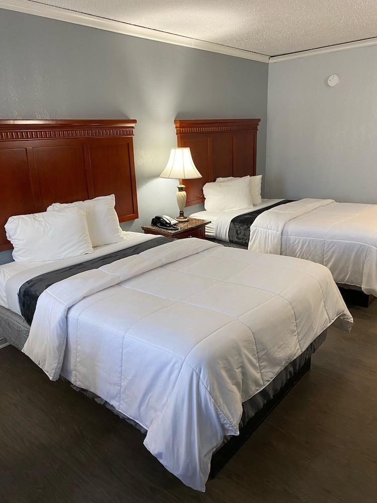 Antioch Quarters Inn and Suites 15/54