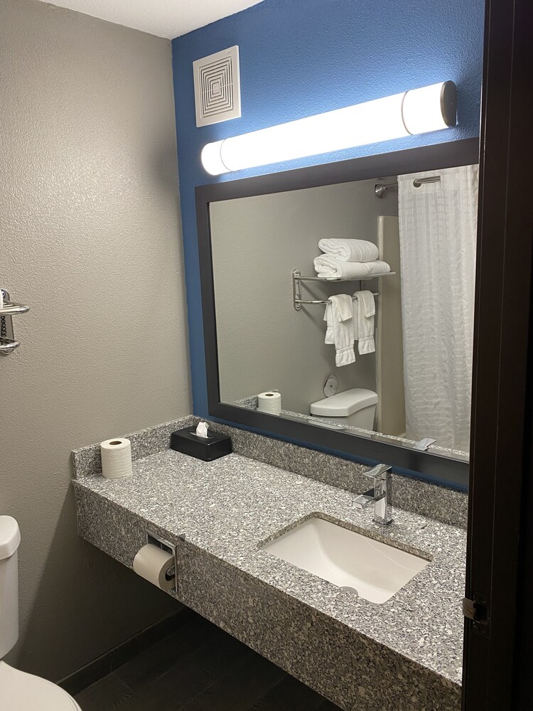 Economy Inn Suites Cedar Rapids 46/50