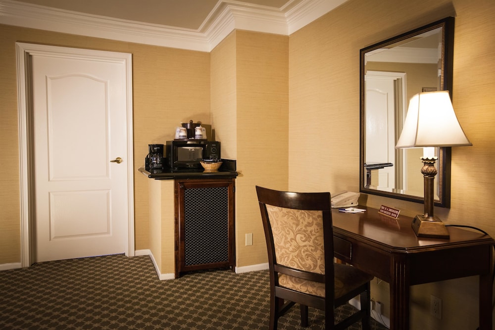 Best Western Plus Sunset Plaza Hotel 62/83