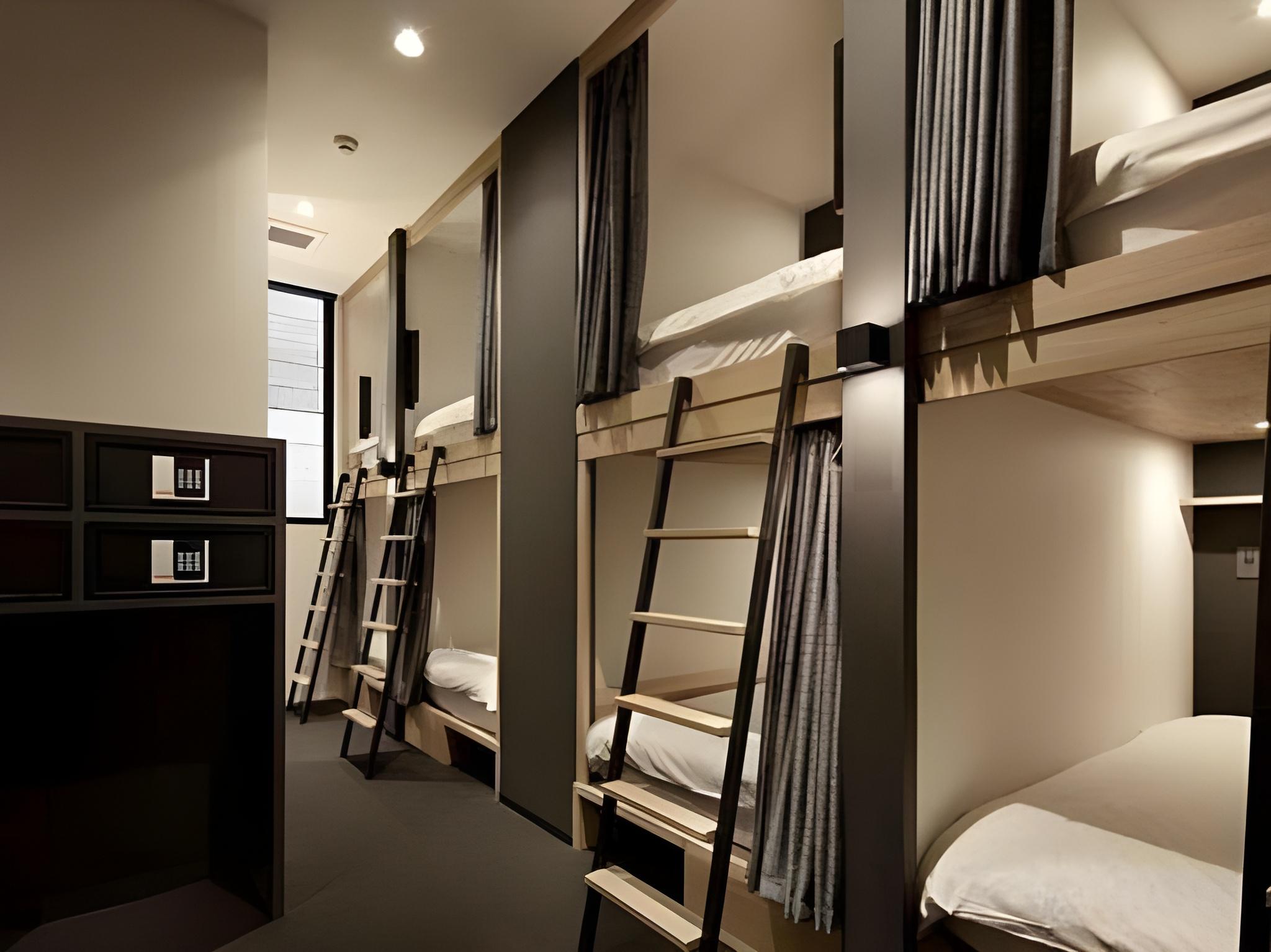 Mixed Dorm, 10 People