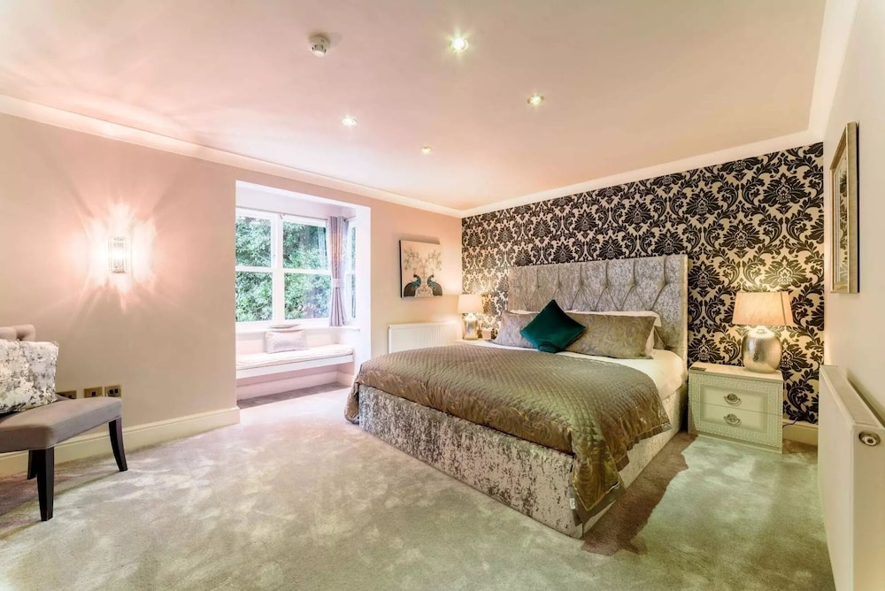 EXECUTIVE, KING BED