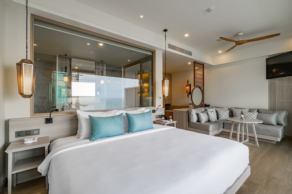 POOL, SUITE, SEA VIEW