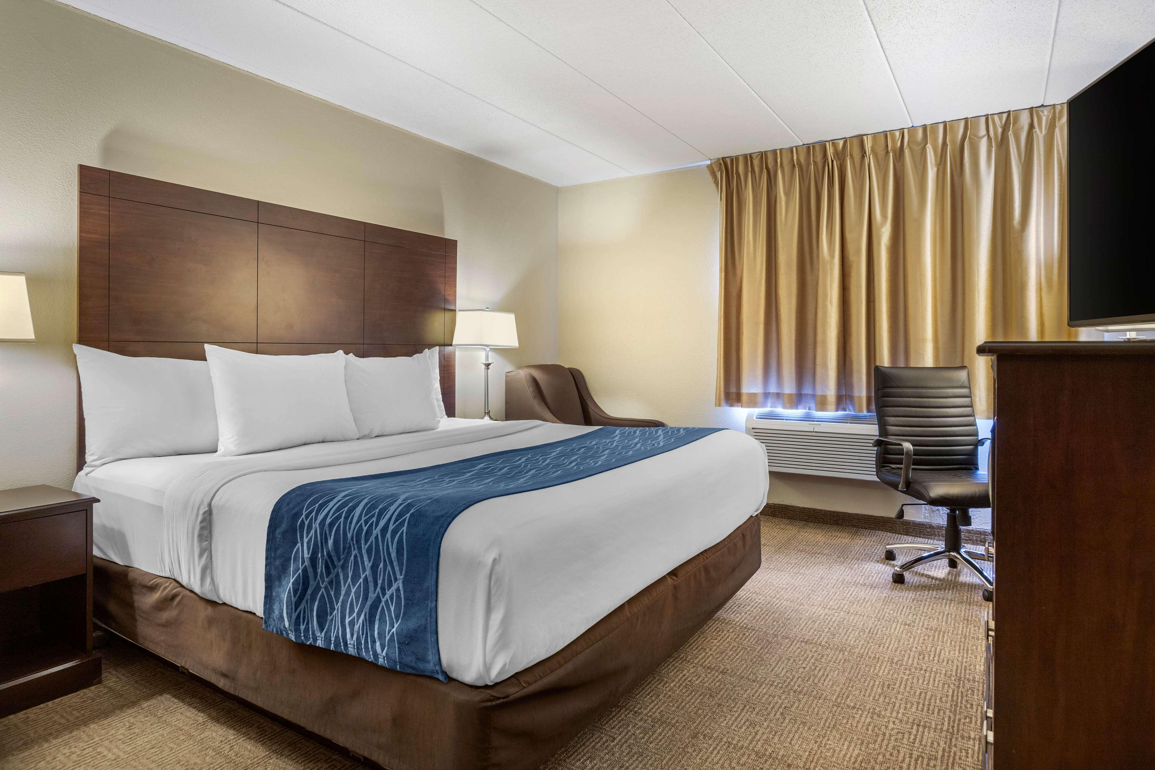 ROOM, KING BED