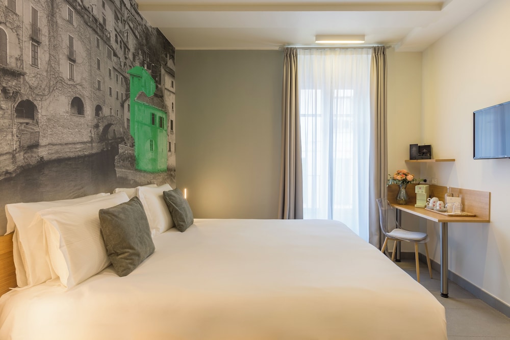 Avenue Hotel 25/71