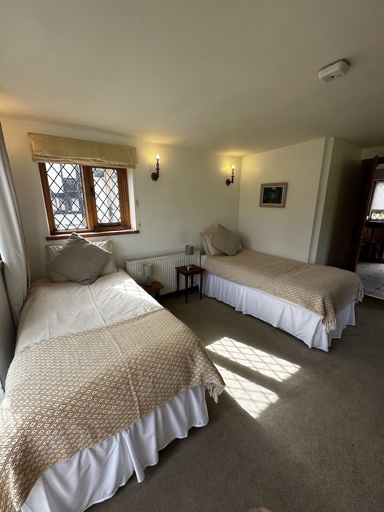 Dunsfold B&amp;B 4/44