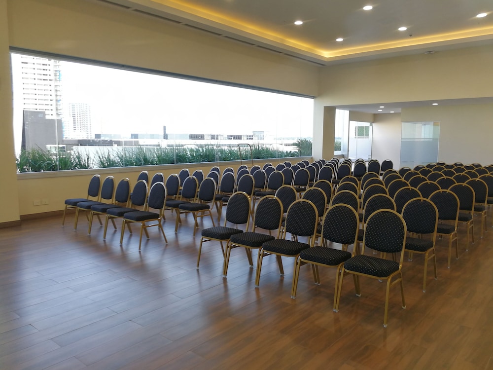 Paseo La Galeria Hotel & Suites 42/49