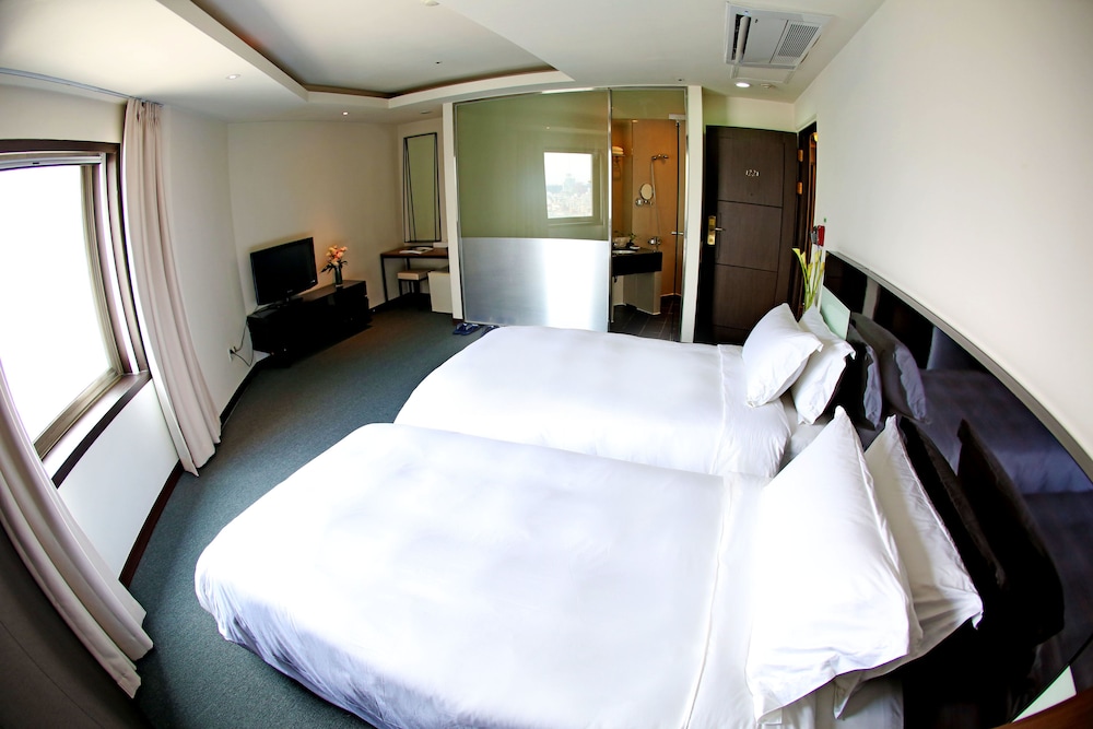 The Riverside Hotel 23/69