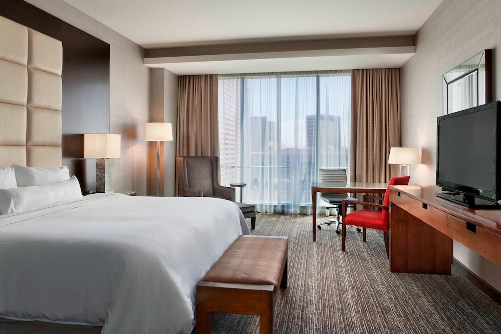 Club, King Bed, Westin Phoenix Downtown 2/8