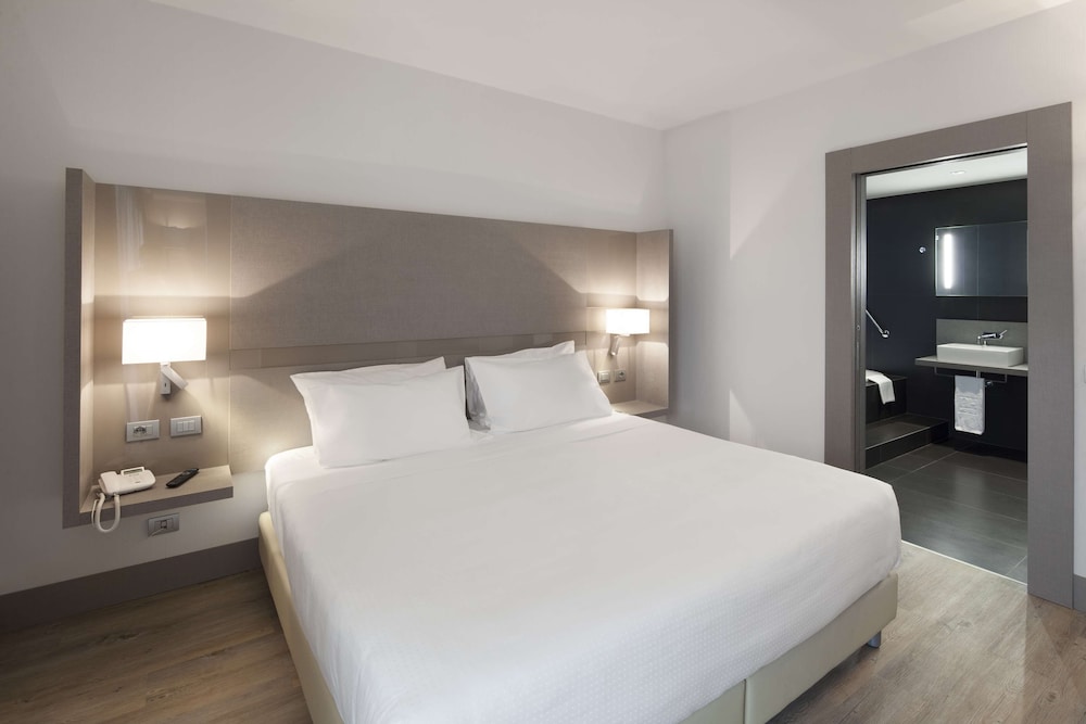 Superior, Twin Beds, Nh Parma 3/10