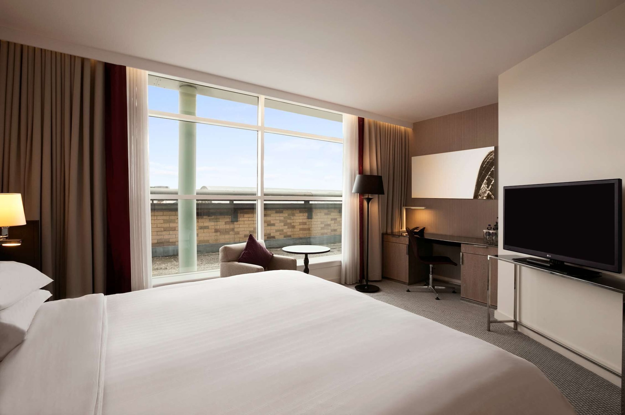 EXECUTIVE, KING BED, CLUB LOUNGE ACCESS
