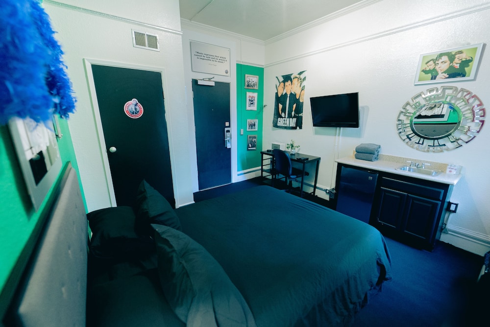 Music City Hotel 43/55