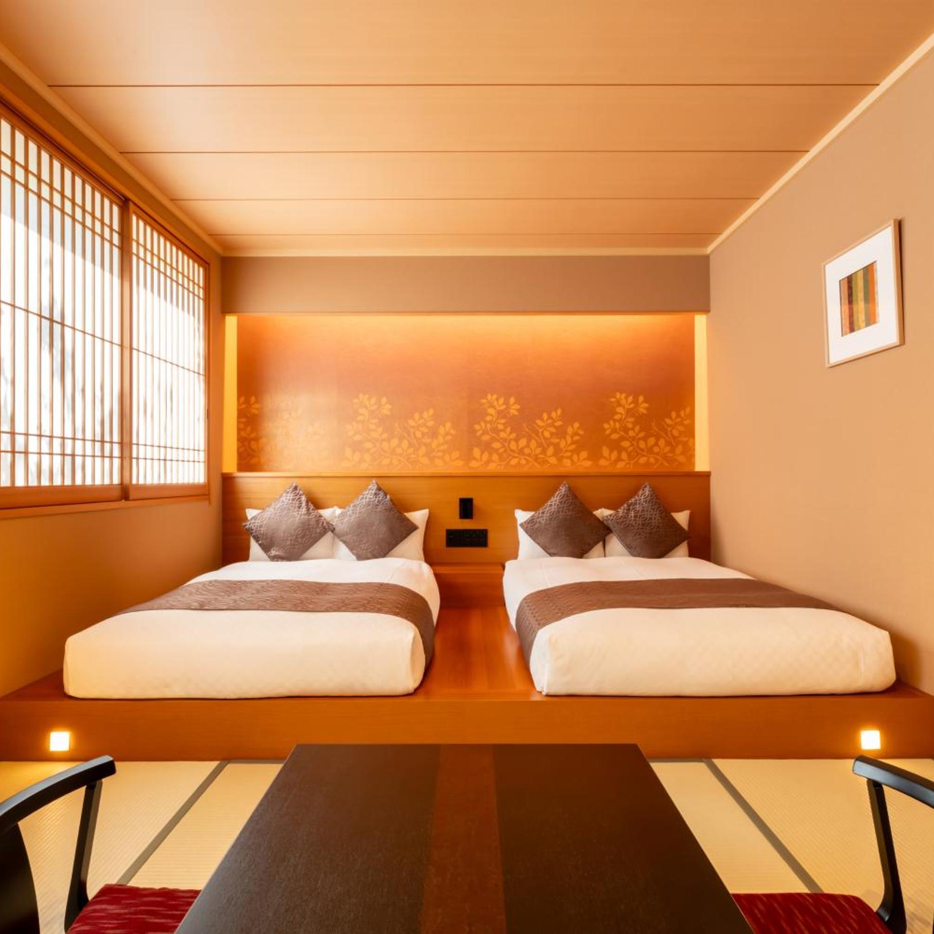 Deluxe, East Wing