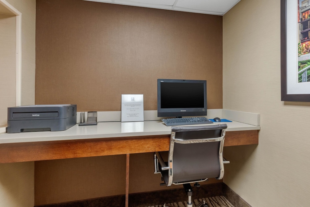 Comfort Inn & Suites Hamilton Place 35/39