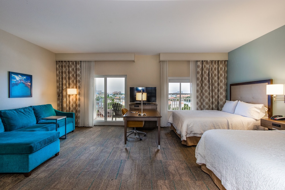 Hampton Inn and Suites by Hilton Clearwater Beach 27/83