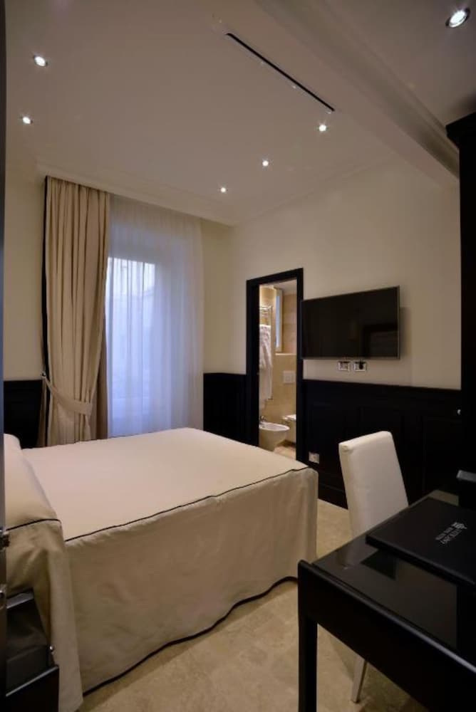 DELUXE, DOUBLE BED
