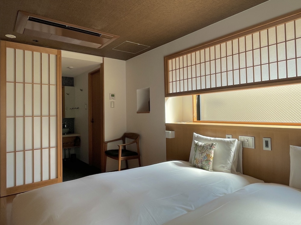 HOLLYWOOD, SUPERIOR, TWIN BEDS
