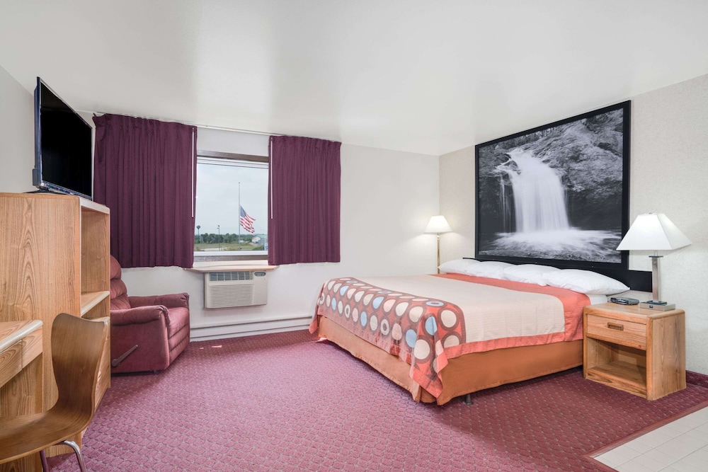 Super 8 By Wyndham Tomah Wisconsin 8/20