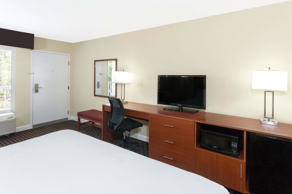 Days Inn by Wyndham Port Charlotte/Punta Gorda 35/50