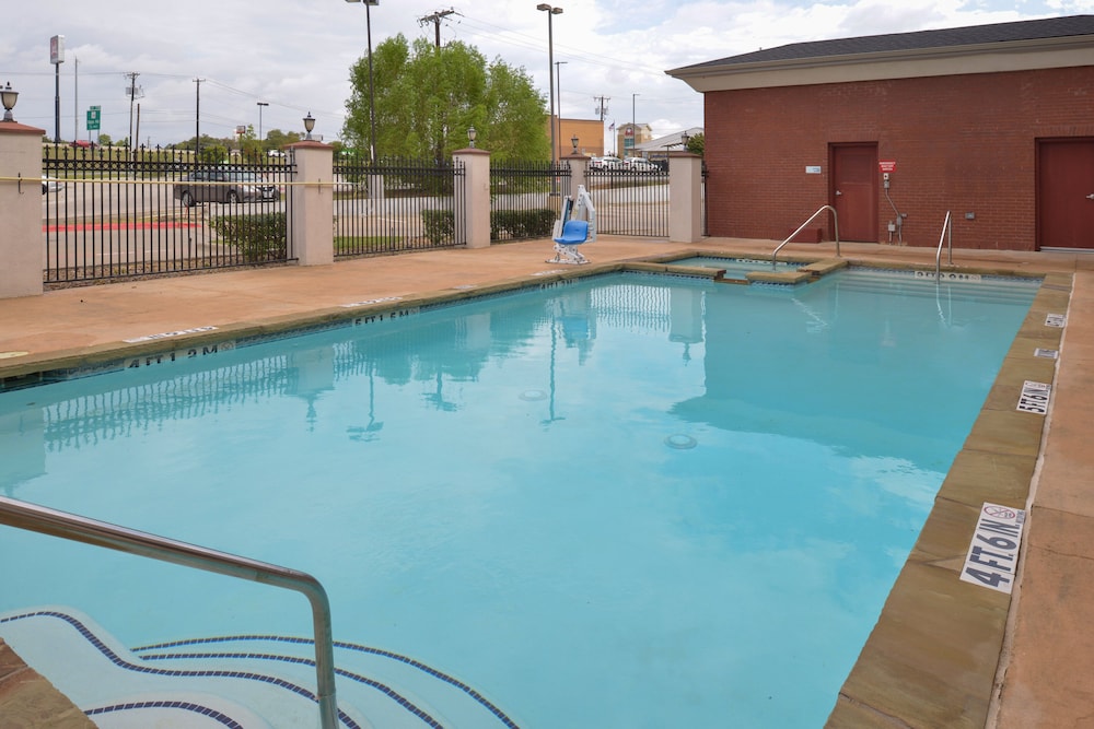 Holiday Inn Express & Suites Royse City - Rockwall, an IHG Hotel 3/70