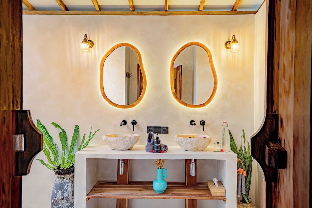 Bale Sampan Bungalows 12/64