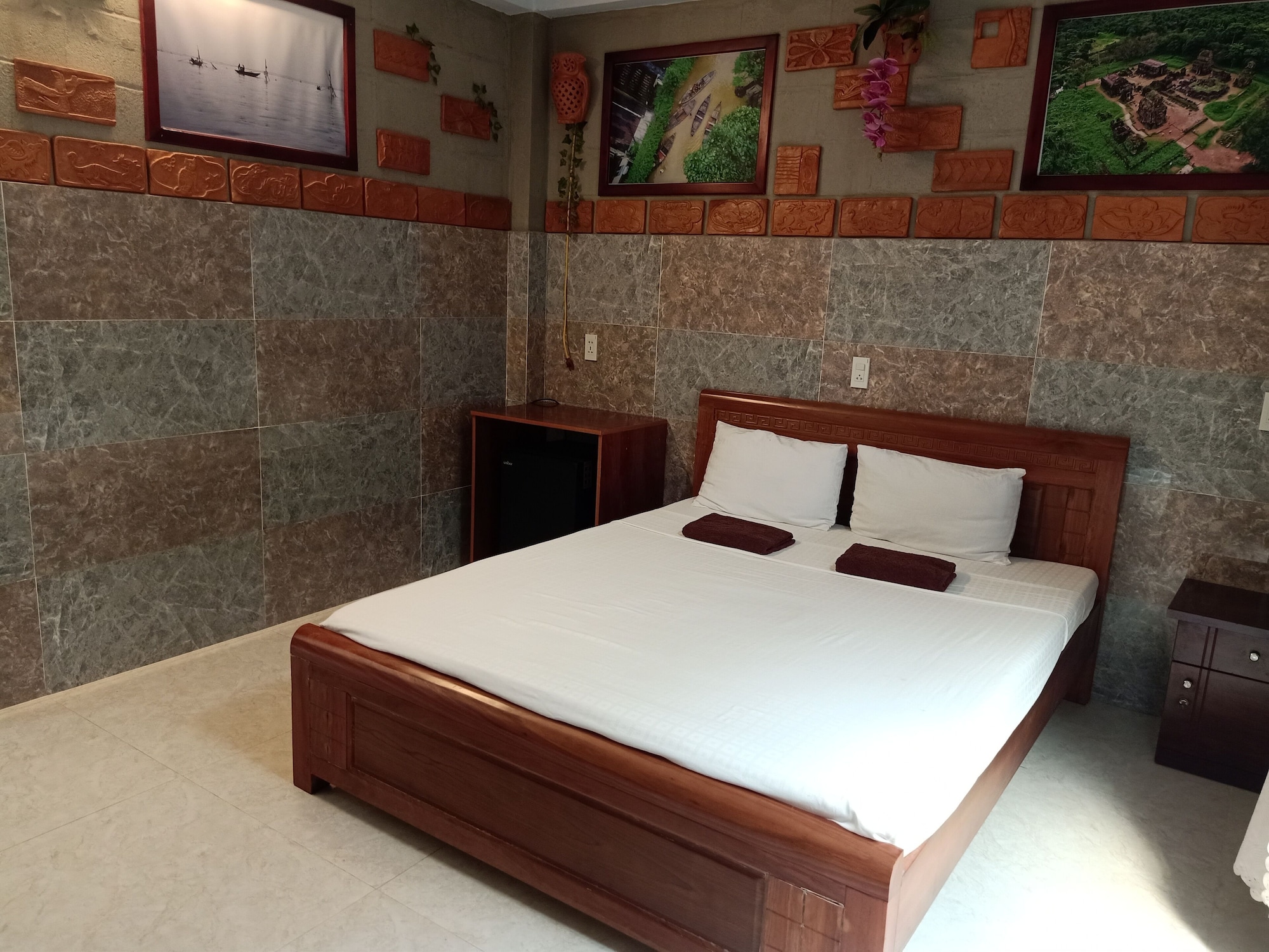 DELUXE, KING BED